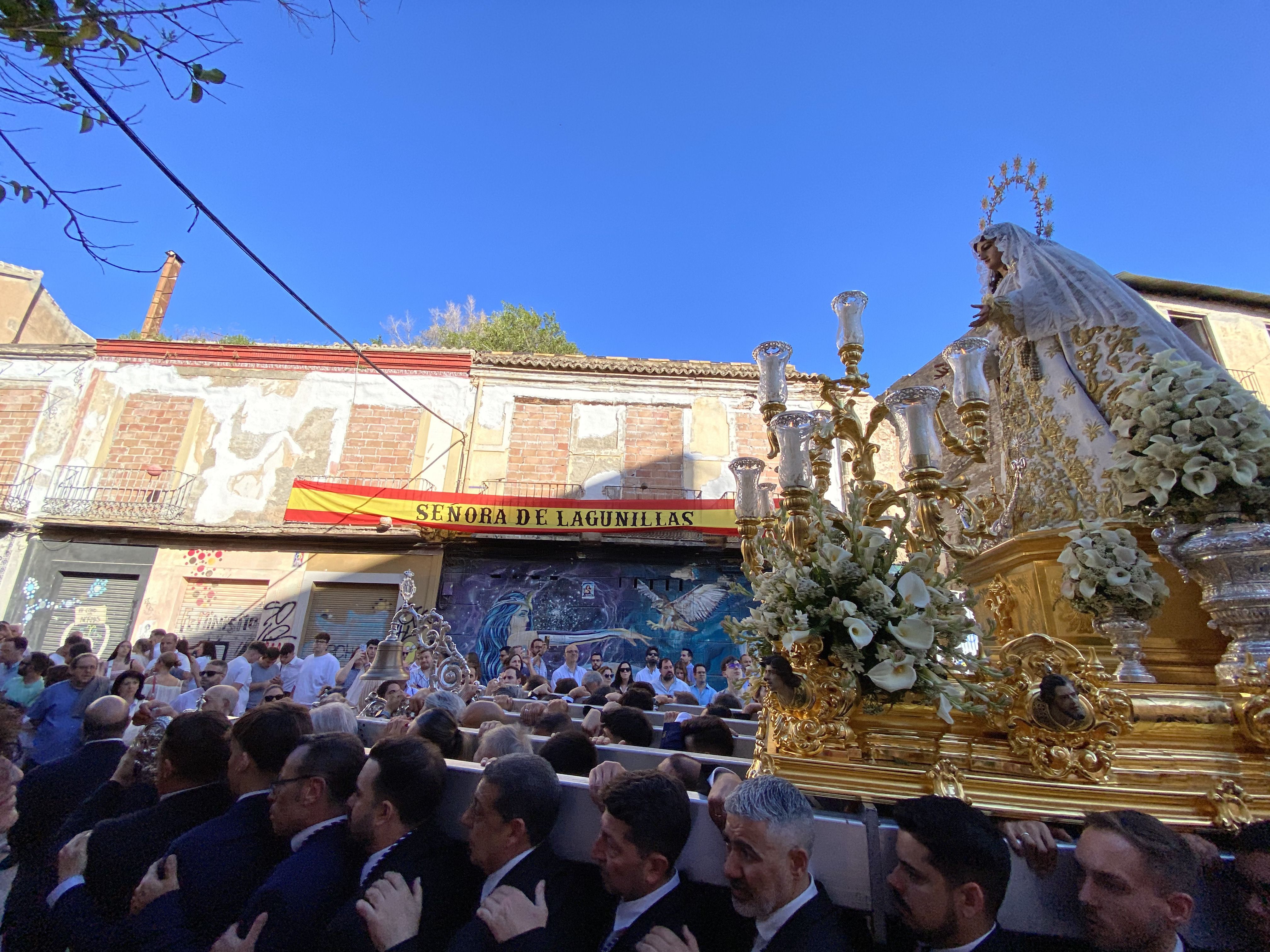 La Virgen del Rocío recorre su barrio por Pentecostés