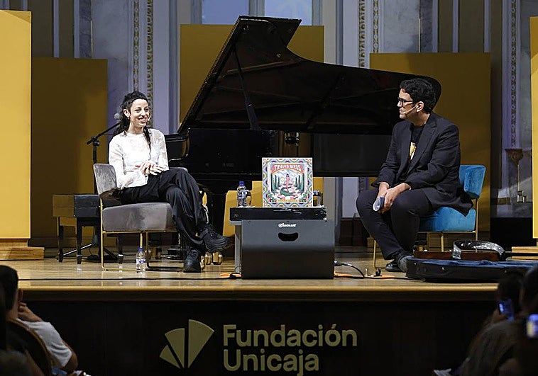 Travis Birds junto al periodista Alberto Gómez, ayer durante el encuentro de Suena SUR en la Sala Fundación Unicaja María Cristina.