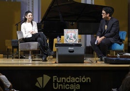 Travis Birds junto al periodista Alberto Gómez, ayer durante el encuentro de Suena SUR en la Sala Fundación Unicaja María Cristina.