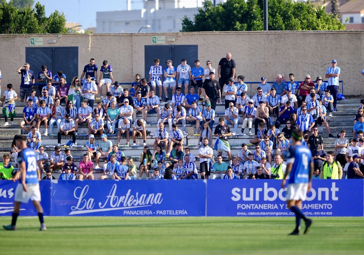 Aficionados del Málaga en el campo del San Fernando.