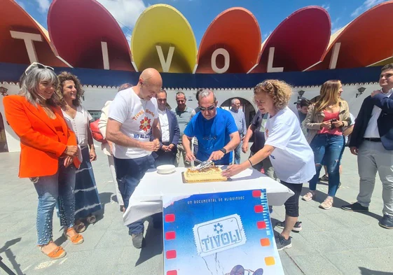 Ex trabajadores de Tivoli cortan la tarta de cumpleaños, a las puertas del parque y acompañados del alcalde y otros miembros del equipo de Gobierno.