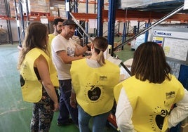 Voluntarios de Bancosol, en la sede durante la organización de uno de los repartos de alimentos.