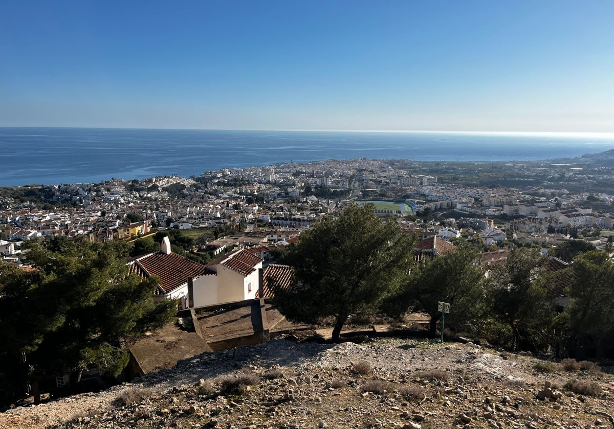 Vista panorámica del casco urbano nerjeño desde la zona de la urbanización Capistrano.