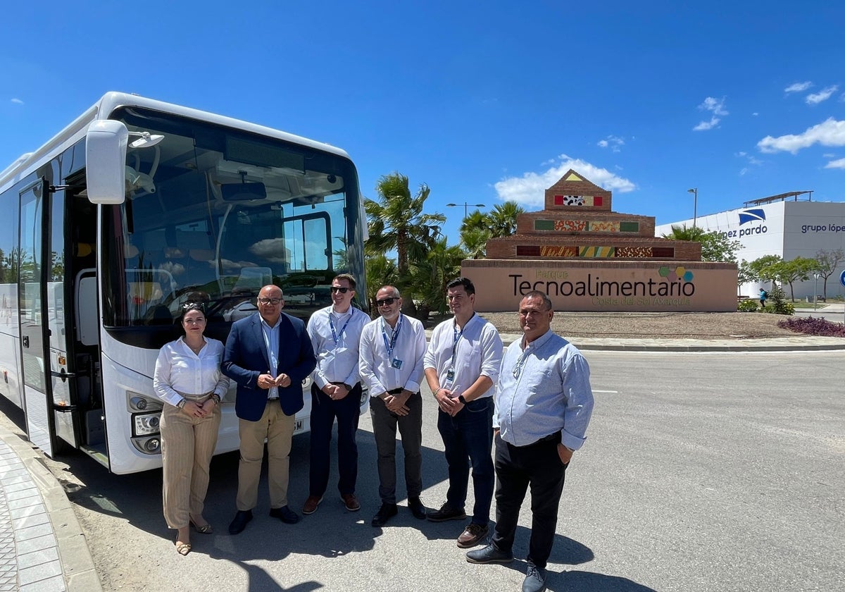 Acto de presentación de la nueva línea de autobuses en el Parque Tecnoalimentario de Vélez-Málaga.