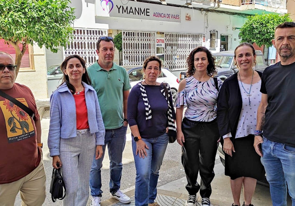 Padres y docentes del IES María Zambrano de Torre del Mar, la pasada semana, delante de la agencia de viajes, que permanece cerrada.