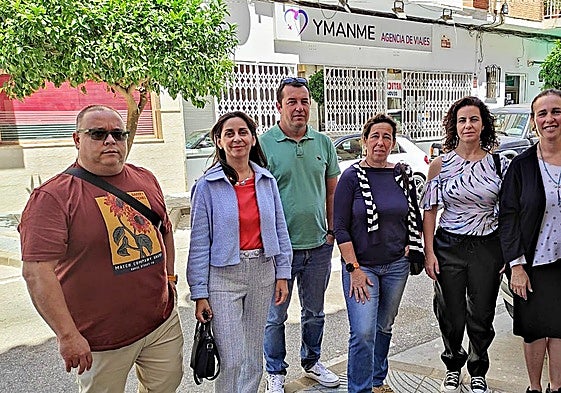 Padres y docentes del IES María Zambrano de Torre del Mar, la pasada semana, delante de la agencia de viajes, que permanece cerrada.