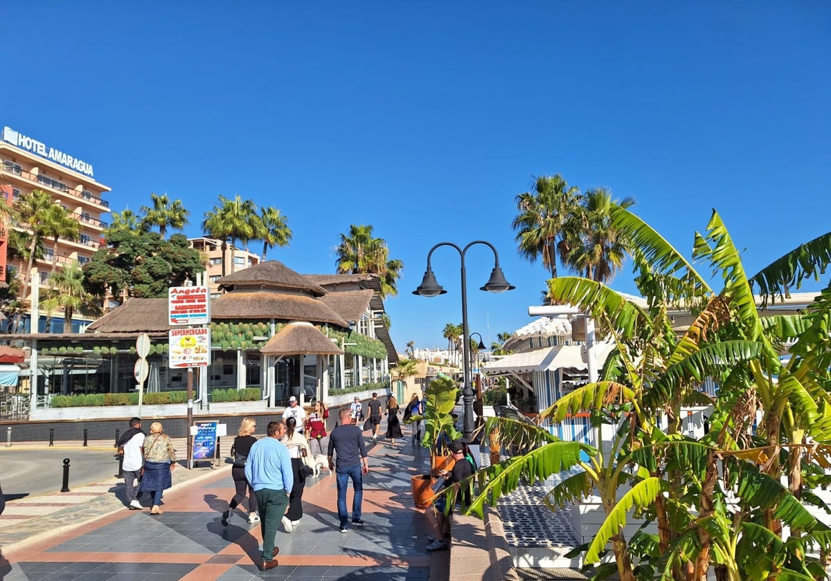 El Paseo Marítimo de Torremolinos, en La Carihuela, con gran afluencia.