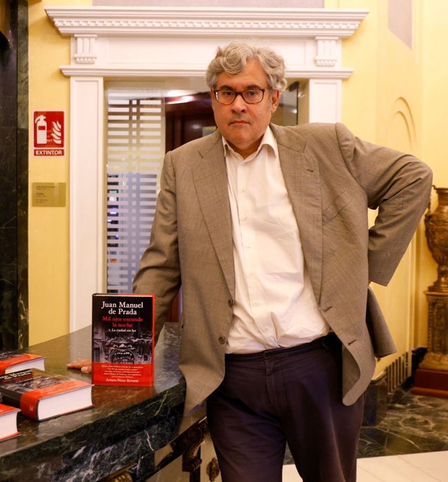 Juan Manuel de Prada posa con su nueva novela 'Mil ojos esconden la noche'.