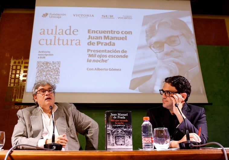 El escritor Juan Manuel de Prada junto al periodista Alberto Gómez en el Aula de Cultura de SUR.
