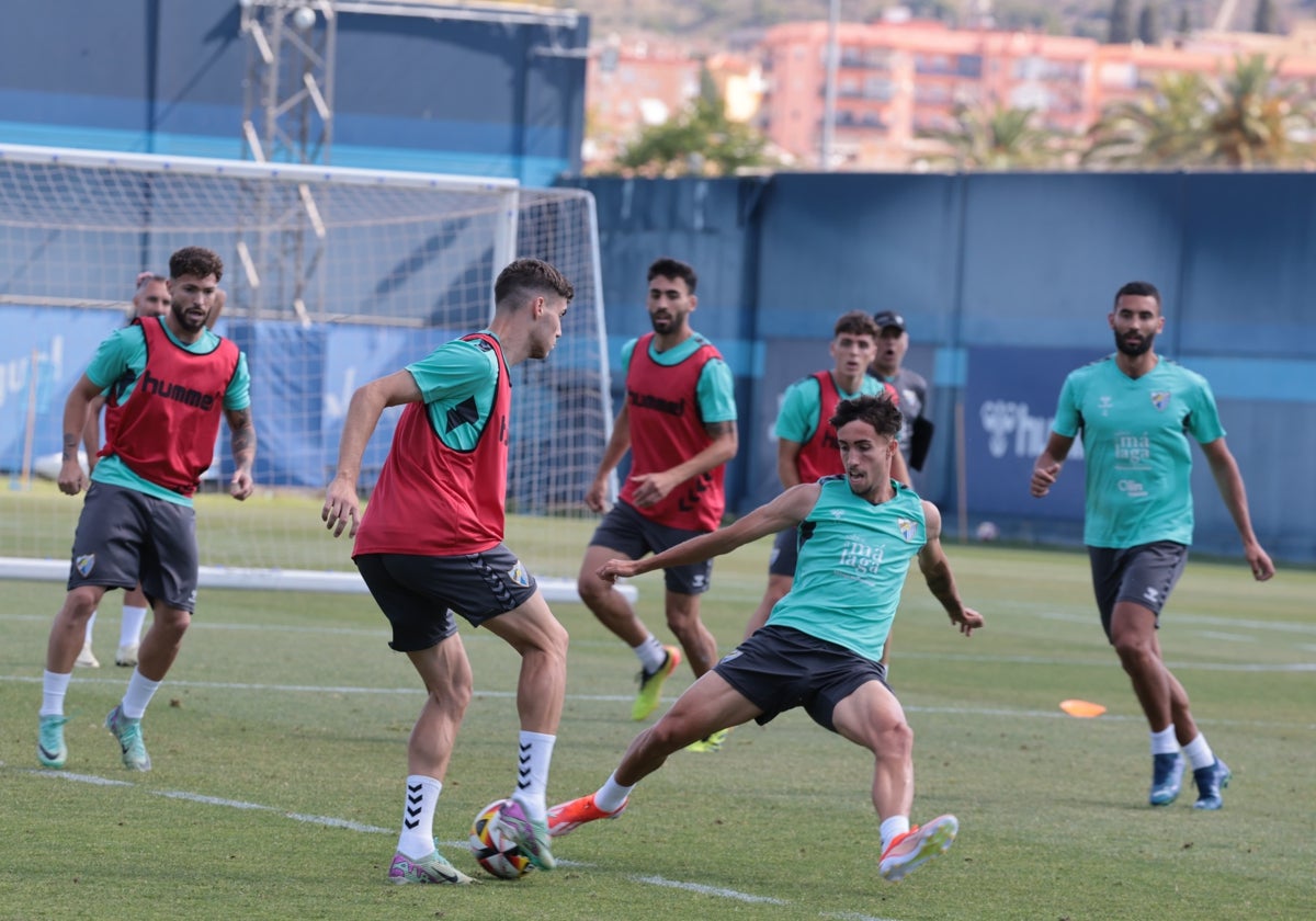 El plantel del Málaga volvió al trabajo este martes en el Anexo de La Rosaleda.