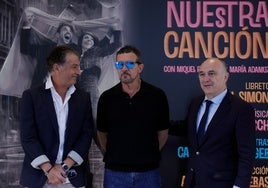 Banderas, junto a su hermano Javier y el director territorial de CaixaBank en Andalucía, Juan Ignacio Zafra.