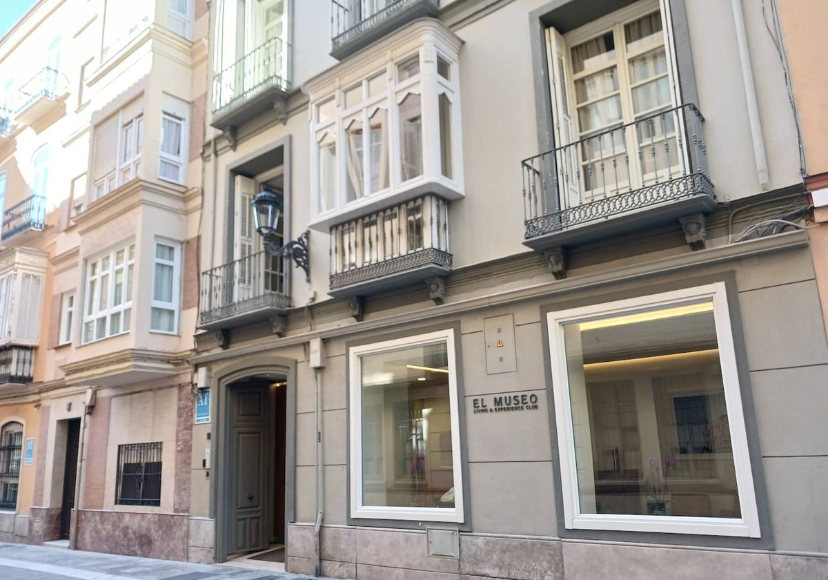 Fachada del edificio de apartamentos El Museo, en la calle Madre de Dios.