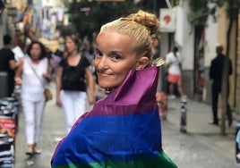 La actriz Rocío Tato enfundada en una bandera LGTBI.