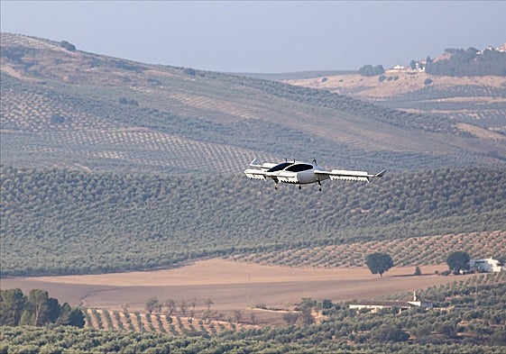 Un Vtol de pasajeros, en pruebas sobre un campo de olivos de Andalucía.