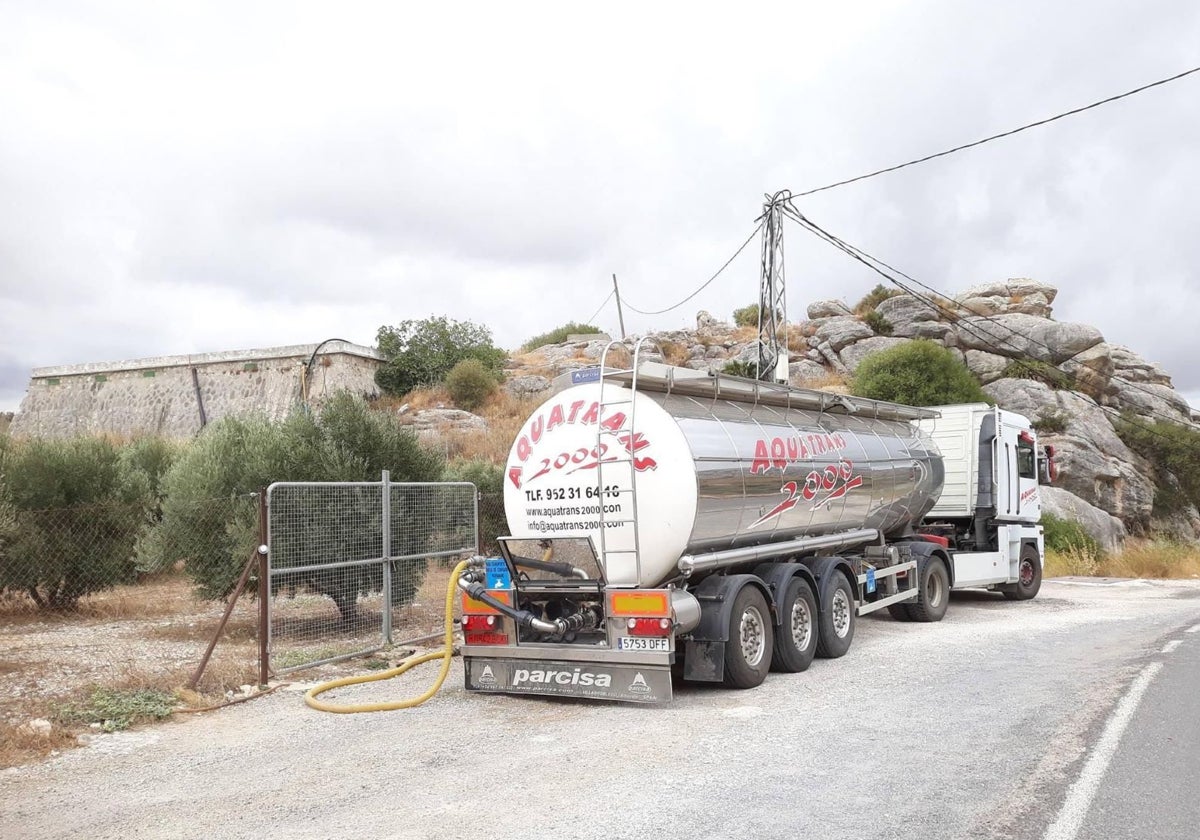 Camión cisterna cargado de agua en Valle de Abdalajís.