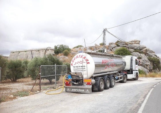 Camión cisterna cargado de agua en Valle de Abdalajís.