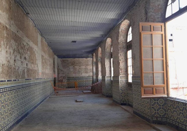 Imagen del claustro del antiguo convento, durante las obras de rehabilitación ahora paradas.