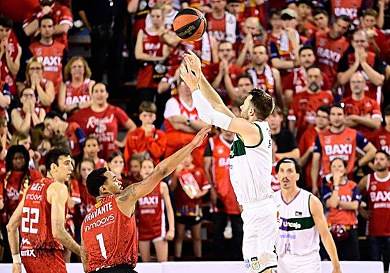 Kalinoski lanza un triple ante Williams en el encuentro ante el Manresa.