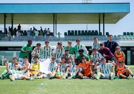 El equipo de juveniles del Betis celebra su pase a la fase final de la Copa de Campeones.