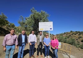 Ediles y responsables de la Junta, en uno de los caminos rurales en los que se ha actuado.