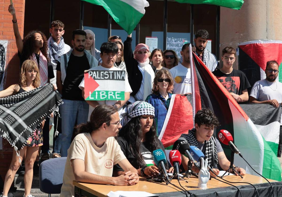 Rueda de prensa de los portavoces de la acampada en favor del pueblo palestino en la UMA.