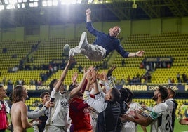 Alberto González, manteado por sus jugadores tras lograr la permanencia.