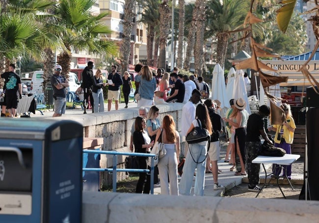 El rodaje ha alterado este miércoles la rutina en el paseo marítimo de la Malagueta.