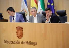 Salado, junto al vicepresidente primero, Cristóbal Ortega, a la derecha, esta mañana.