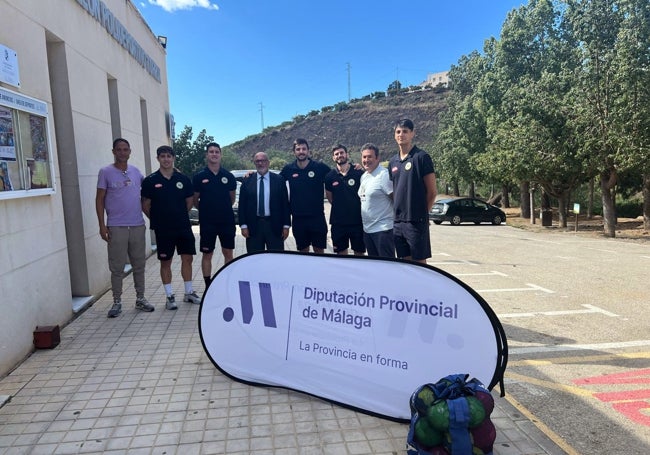 Los jugadores presentes en la cita, con el presidente del Trops Málaga, Alberto Camas, y el concejal de Deportes de Torrox, Fernández Nieto.