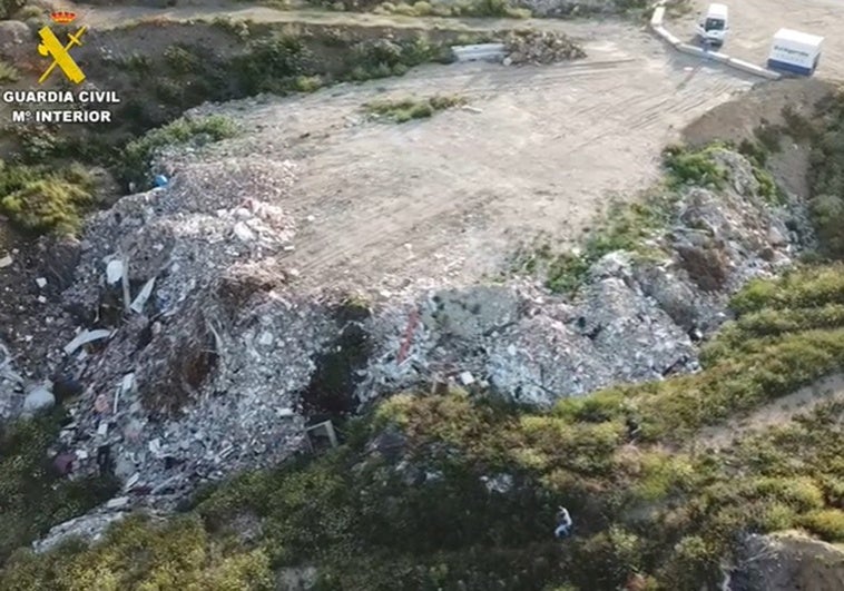 Imagen de uno de los dos vertederos clausurados en la Axarquía por el Seprona.