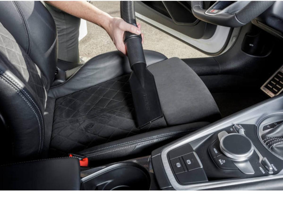 Auto Lavados Cártama cuenta con seis carpas para la limpieza interior de los vehículos con aspiradoras de gran potencia