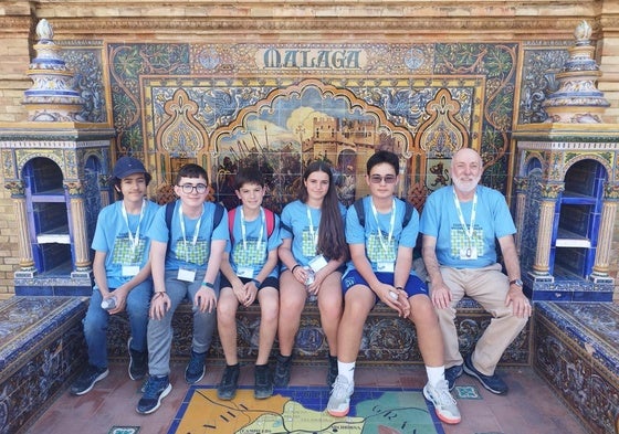 Pablo Velasco, Alejandro Pastor, Hugo Gómez, Carolina Sánchez y Álex Pérez, el equipo malagueño en esta fase regional, con Francisco González, el coordinador provincial de las Olimpiadas Matemáticas, en la plaza de España de Sevilla, donde se desarrolló la prueba por equipos.