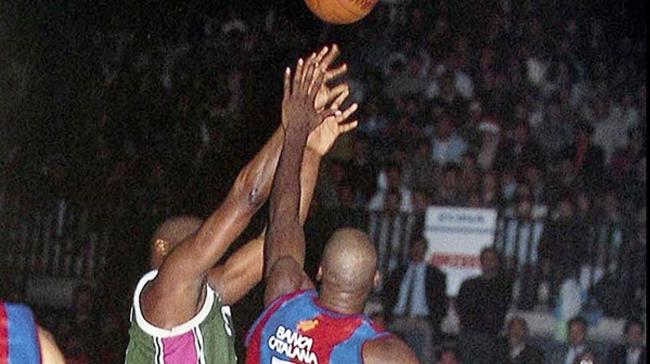 Todo el mundo se acuerda de la primera vez, que fue en la 94-95, la temporada del triple de Ansley. ¿A quién eliminó el Unicaja para meterse en semifinales por primera vez?