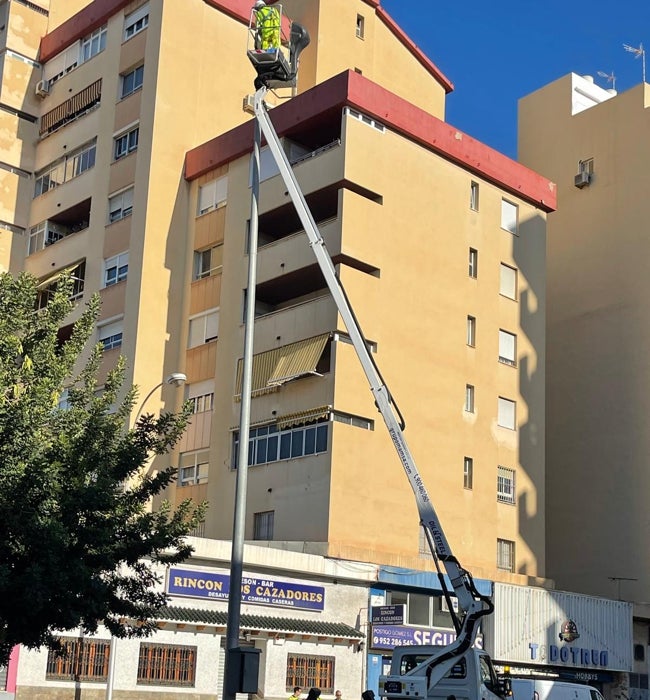 Trabajos de colocación de cámaras para la ZBE esta misma semana, en la calle Santa Elena, cerca del cruce de Martínez Maldonado y Eugenio Gross.