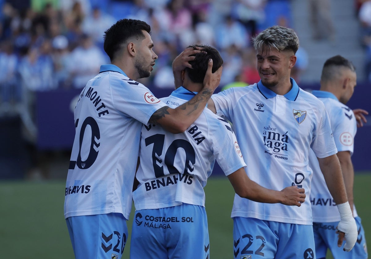 Nelson y Dani Lorenzo felicitan a Larrubia tras su gol al Antequera el sábado.