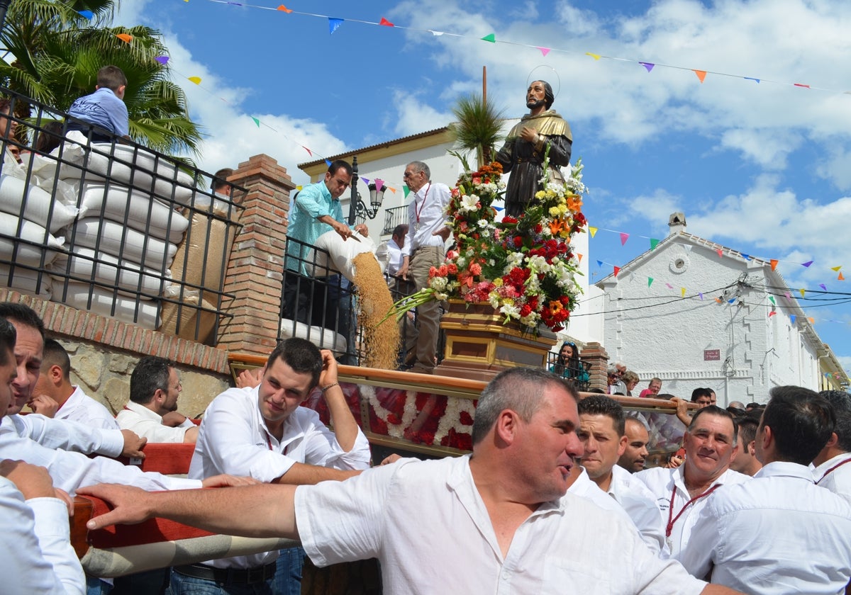 Imagen de la peculiar procesión del trigo de San Isidro, que se celebra cada 15 de mayo.