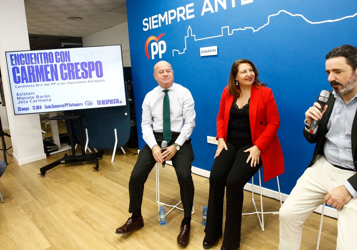 Carmen Crespo entre el alcalde Manuel Barón y José Ramón Carmona