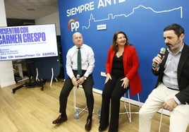 Carmen Crespo entre el alcalde Manuel Barón y José Ramón Carmona