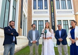 Noelia Núñez, en el centro, y Juan Ignacio Zoido, segundo por la derecha, junto a dirigentes del PP malagueño.