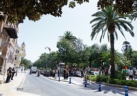 El grupo de estudiantes, ante el edificio del Rectorado en el parque de Málaga.