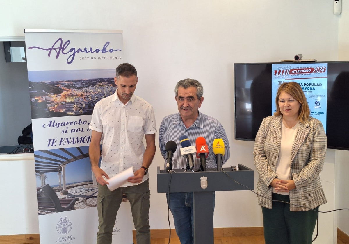 Acto de presentación de la iniciativa deportiva en el Ayuntamiento algarrobeño.