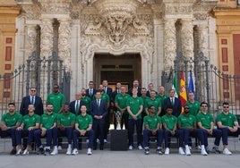 La plantilla del Unicaja posa en la entrada del Palacio de San Telmo con la Copa de la Champions y junto al presidente de la Junta de Andalucía, Juanma Moreno.