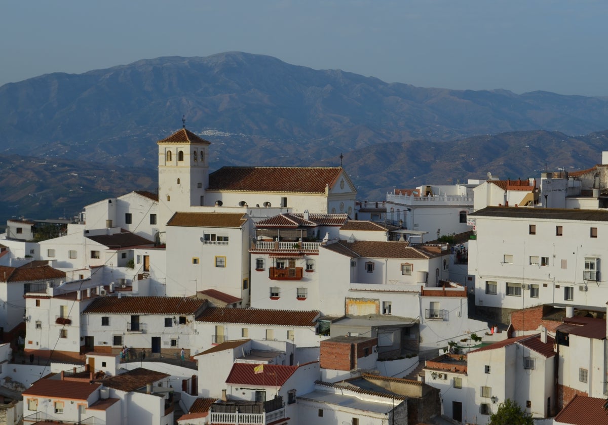 Una vista del casco urbano de Iznate.