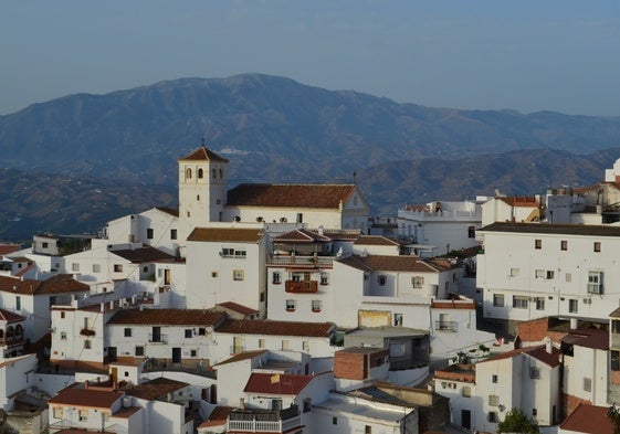 Una vista del casco urbano de Iznate.