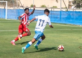 Rafita, del Malagueño, encara a un jugador del Almería B.