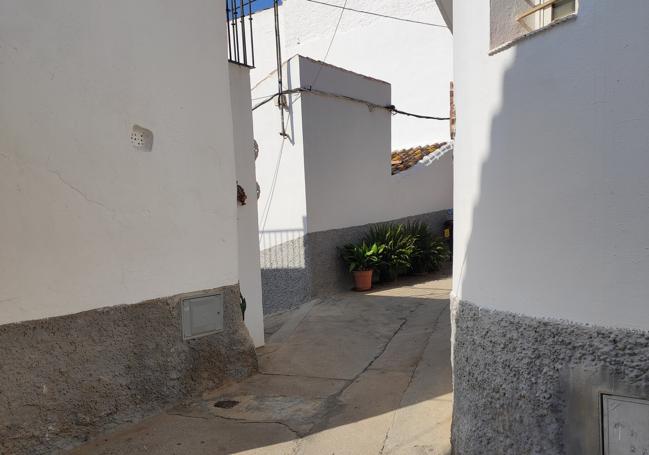 Una de las calles que forman parte de la aldea de Triana, en el interior del territorio veleño.