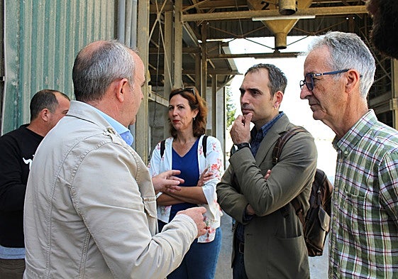 Valero y García Sempere, en la visita a la cooperativa tebeña Virgen de la Cabeza.