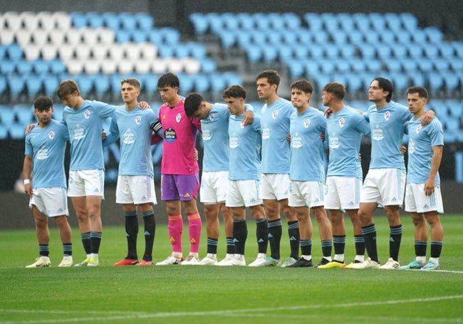 El once titular del Celta B este sábado, en un minuto de silencio antes del partido.