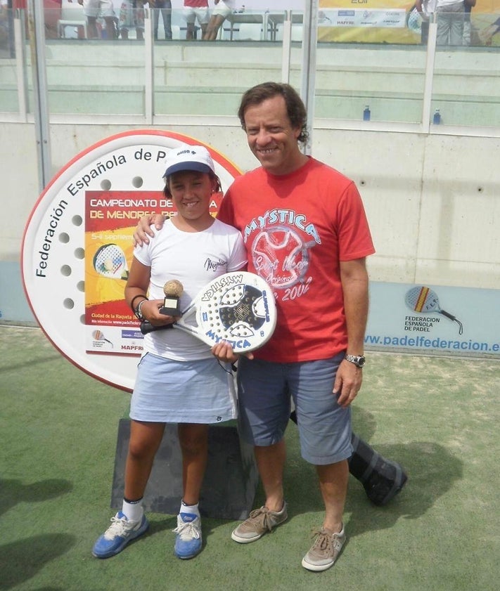 Imagen secundaria 2 - En la primera foto, recibiendo la medalla al mérito deportivo como entrenador por parte de la Federación Española de Pádel; en la segunda, con el presidente de la federación de Turquía, cuando le nombraron seleccionador; en la tercera, como entrenador de Bea González cuando esta fue campeona de España con 11 años.