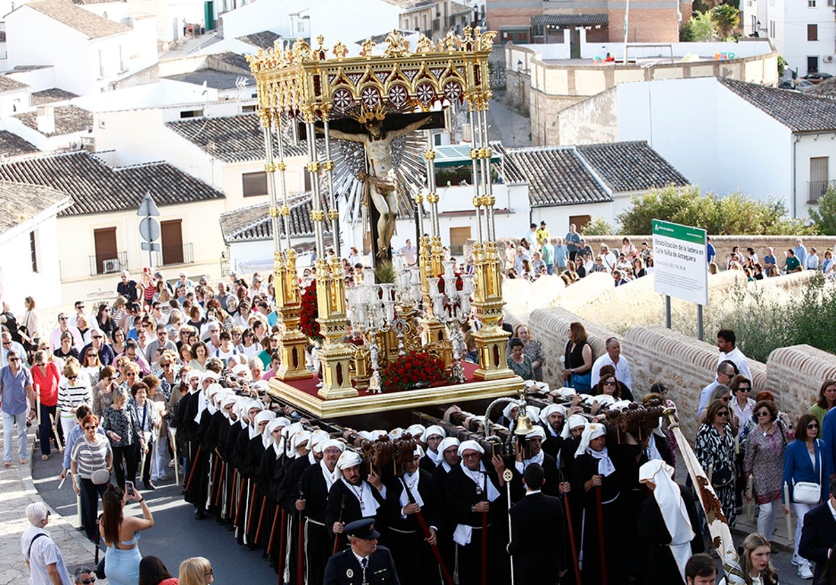 La procesión por la calle Niña Antequera